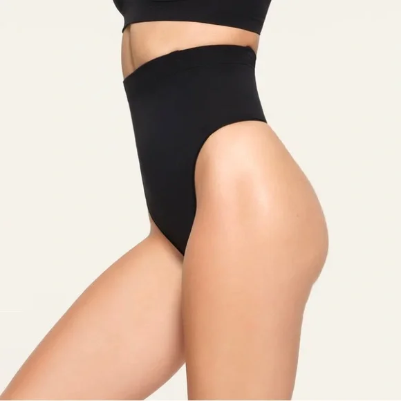 Skims, Bandeau Bra with Matching High Waisted Sculpting Thong. Color Onyx - Picture 7 of 8